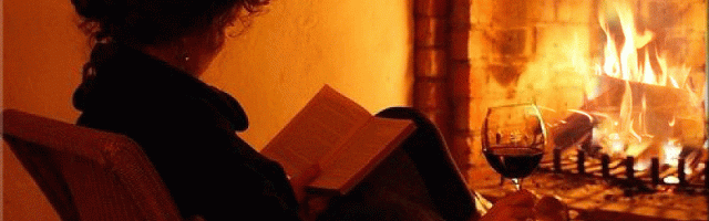 девушка у камина